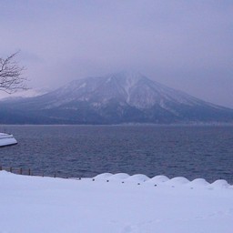 北海道・支笏湖からの樽前山