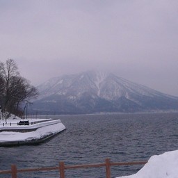 北海道・支笏湖からの樽前山