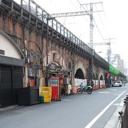 東京都・新橋・ガード下