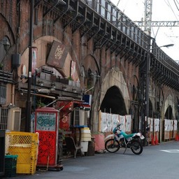 東京都・新橋・ガード下