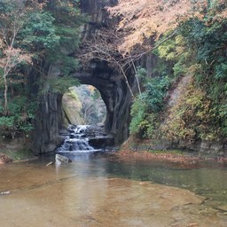 君津市・亀岩の洞窟